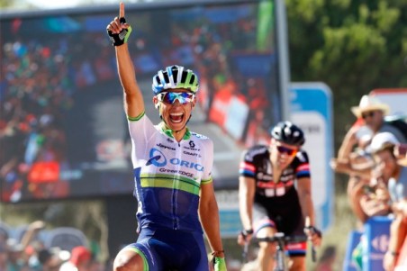 Chaves-wins-Vuelta-stage-two-by-Watson-630x420