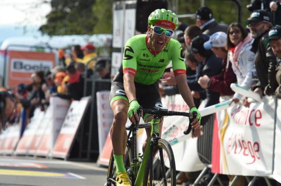 mike_woods_mur_huy_fleche